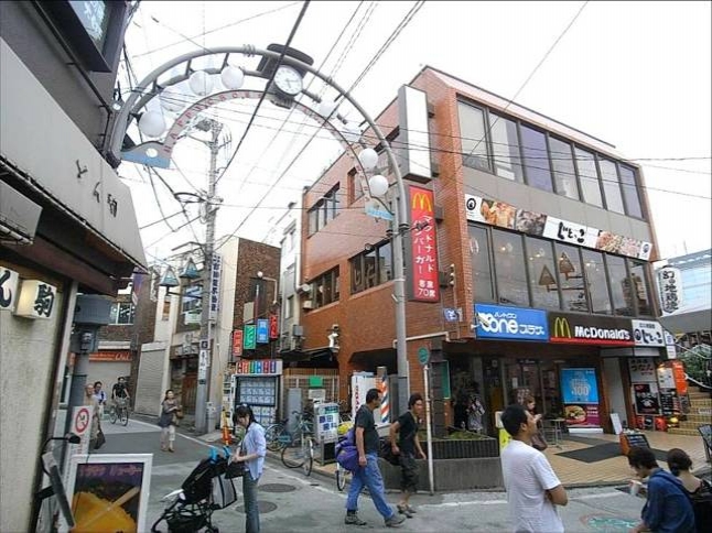 駅前の商店街には、ファーストフードや弁当屋などテイクアウト可能な飲食店が多数並ぶ。