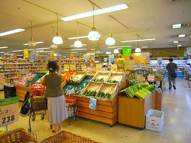 深夜0時まで営業のスーパー。ドラッグストアや100円ショップも併設。