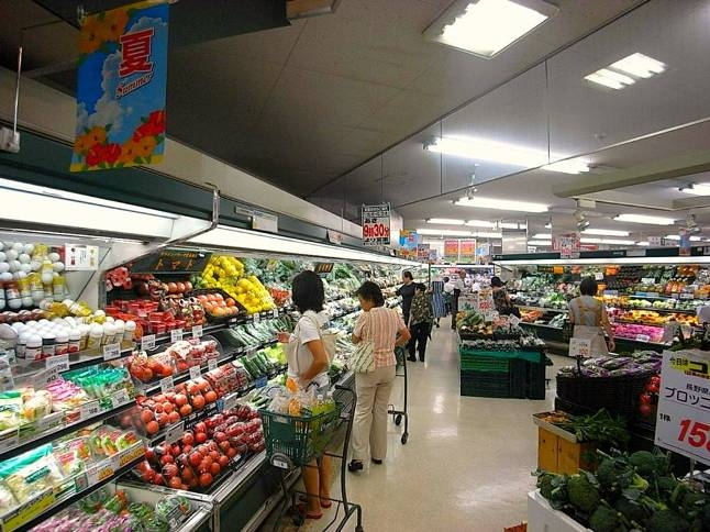 スーパーは夜１１時半まで営業。駅のすぐそばにあり便利。