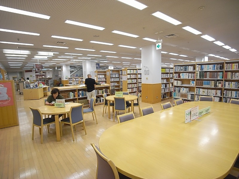 マンションのすぐ近くには図書館が入っている鎌田区民センター