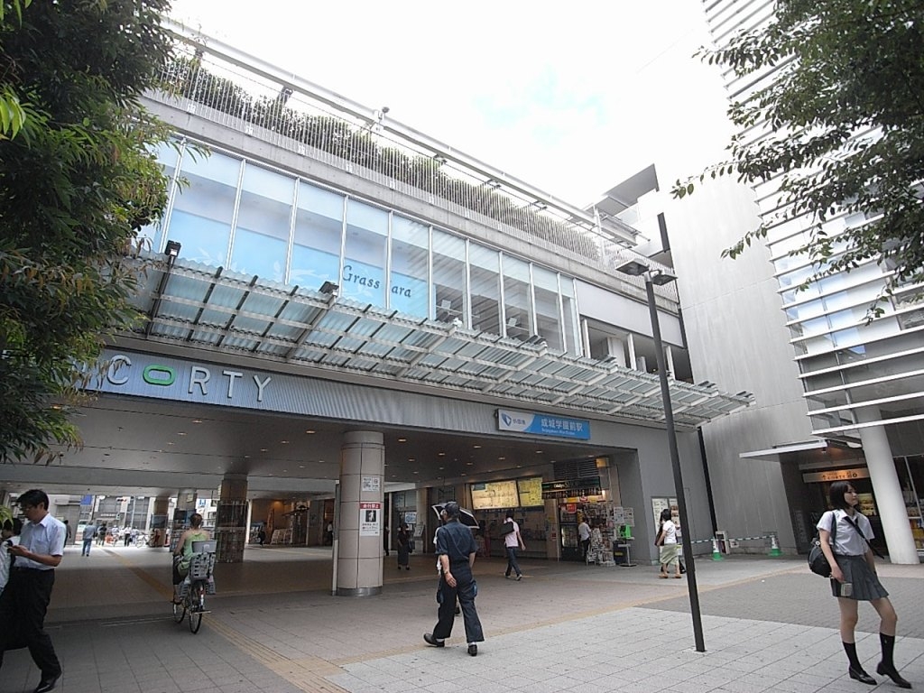小田急線成城学園前駅へは自転車12分、バス利用も可。新宿へのアクセスも良好