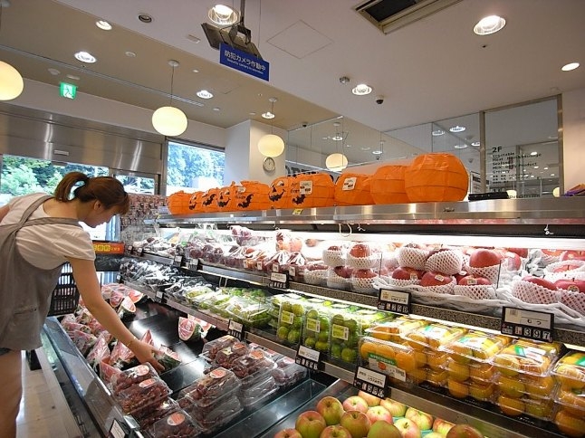 マンション近くのスーパー「明治屋」では世界各国の豊富な食材がそろう。