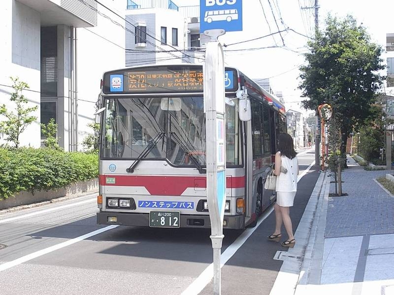 物件目の前のバス停「下目黒五丁目」から渋谷駅や五反田駅へアクセス可能