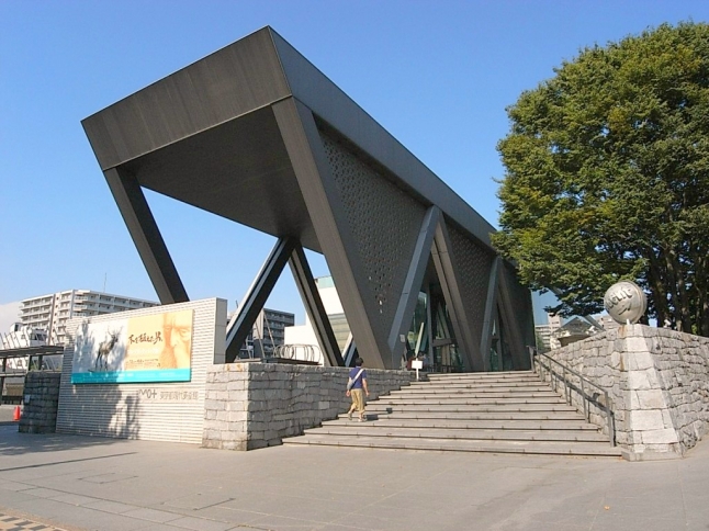 木場からバスで行ける東京都現代美術館。美術書の図書館も併設している。