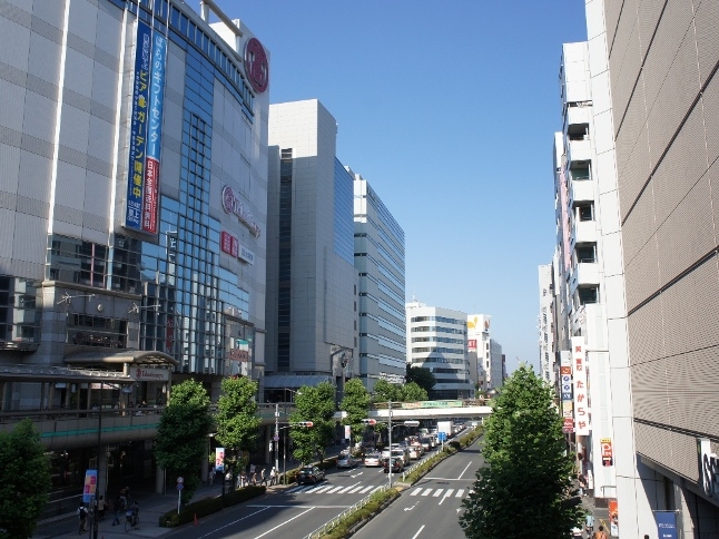 伊勢丹・高島屋の百貨店などが並び西東京エリアの最大級の買い物スポットとしても有名