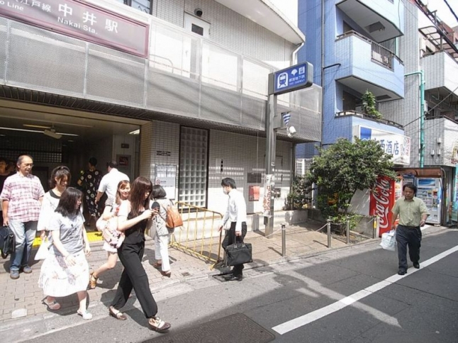 徒歩５分の中井駅は、西武新宿線と都営大江戸線の二路線利用でき便利。