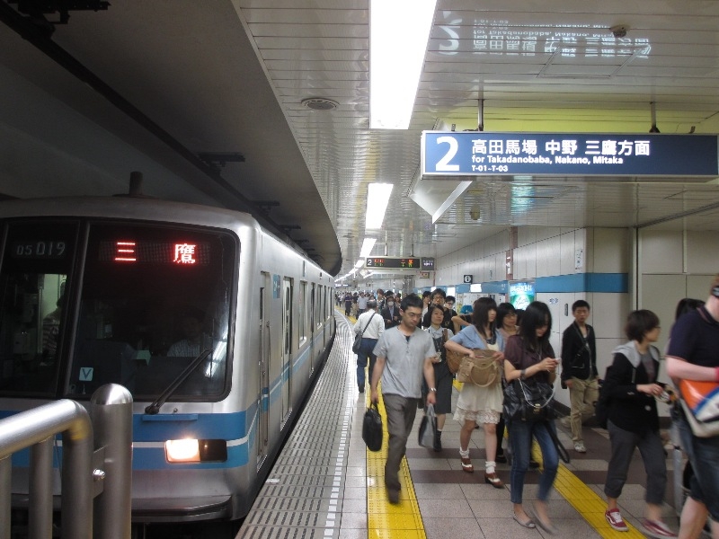 最寄の早稲田駅はJR中央・総武線へ直通。中野のブロードウェイは多くの人で賑う