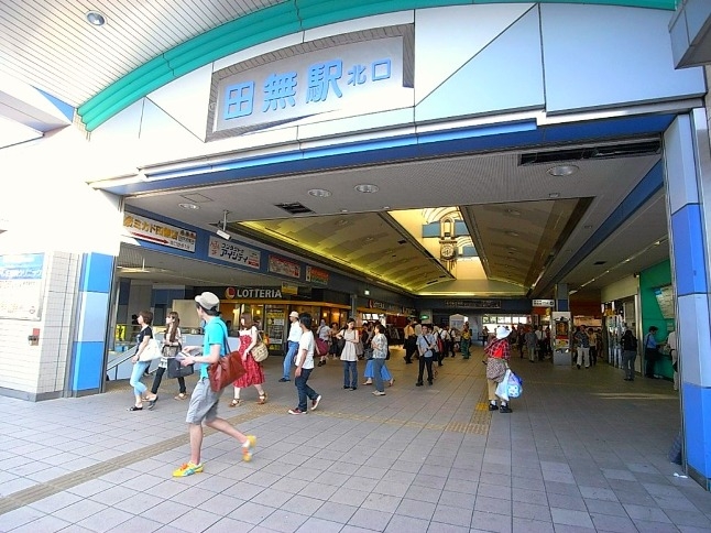 急行停車駅で利用者も多く、駅構内にも飲食店などが充実。