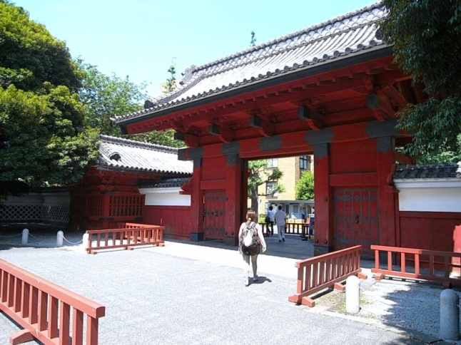 赤門がシンボルの東京大学も自転車圏内。
