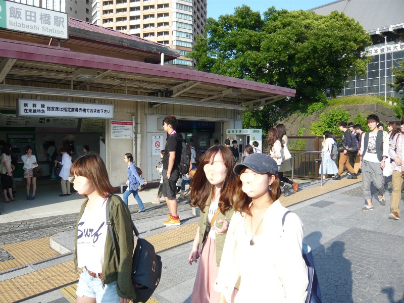 学生の街・飯田橋へは乗り換えなしで電車10分