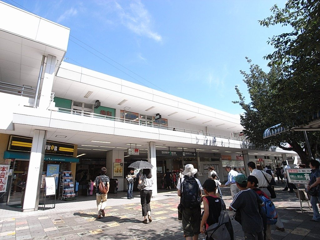 駅前には武蔵小杉行きのバスが出ているバスターミナルやファーストフード店があり、活気あふれている