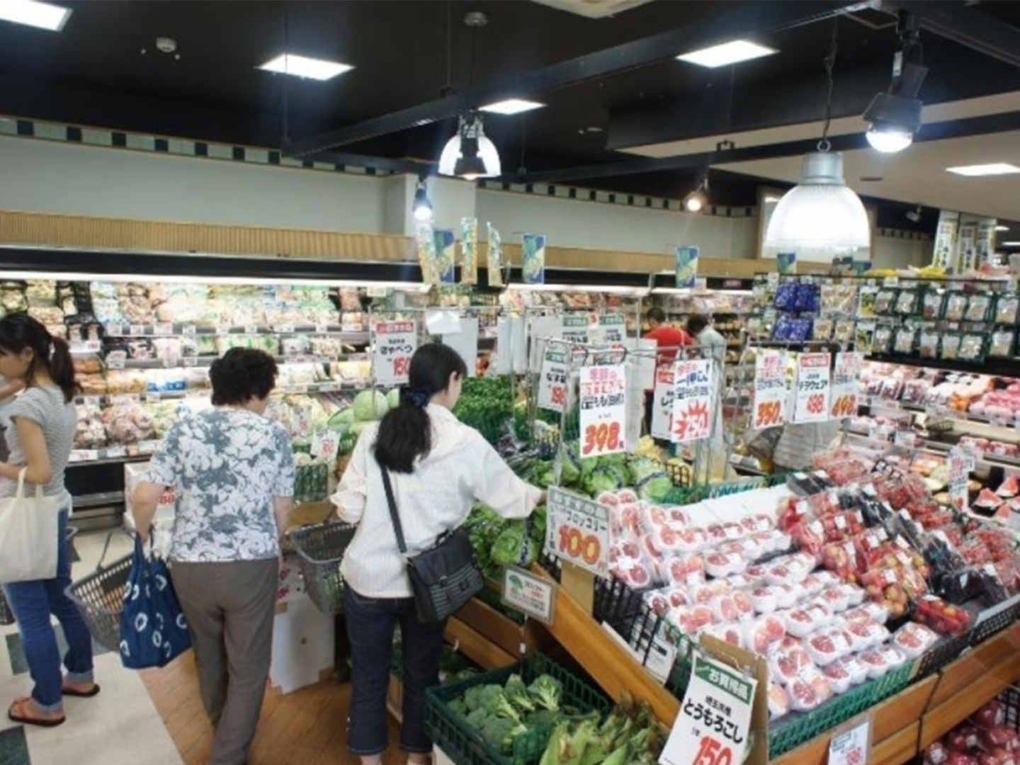 東松原駅前にあるスーパーは24時間営業。野菜、果物など一人暮らしに嬉しい充実した品揃え