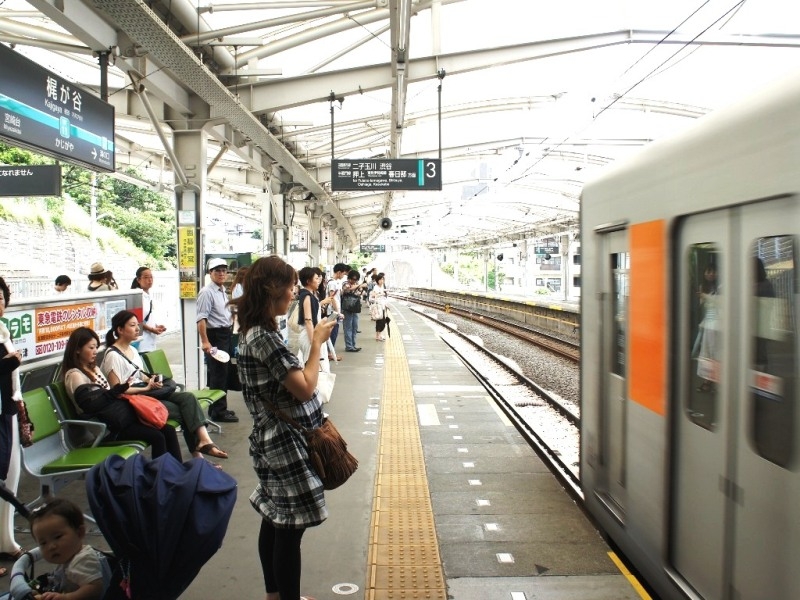 渋谷、駒沢大学を通る。地下鉄半蔵門線に直通しており、表参道や大手町も一本