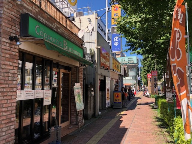 都営三田線「本蓮沼駅」の駅前には飲食店が並んでいます。