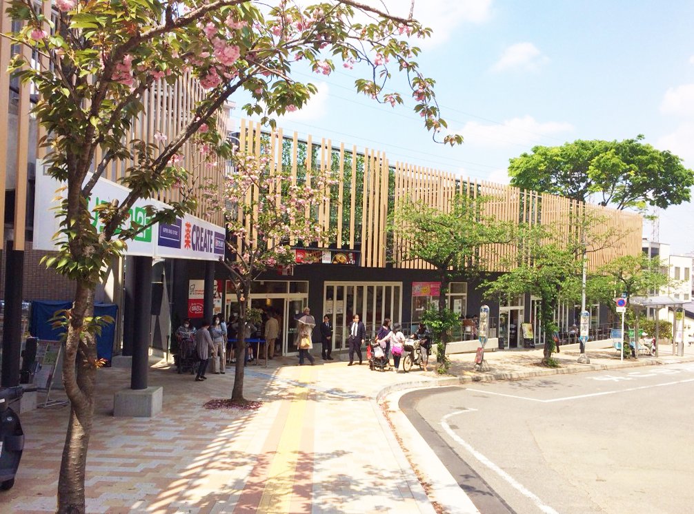 宮崎台駅にはカフェやスーパーなどの商業施設が並びます