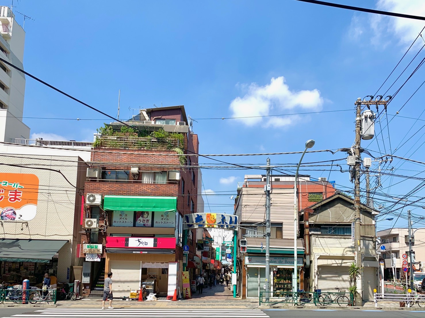 昭和を感じる飲食店やカフェなどが並ぶ商店街です。