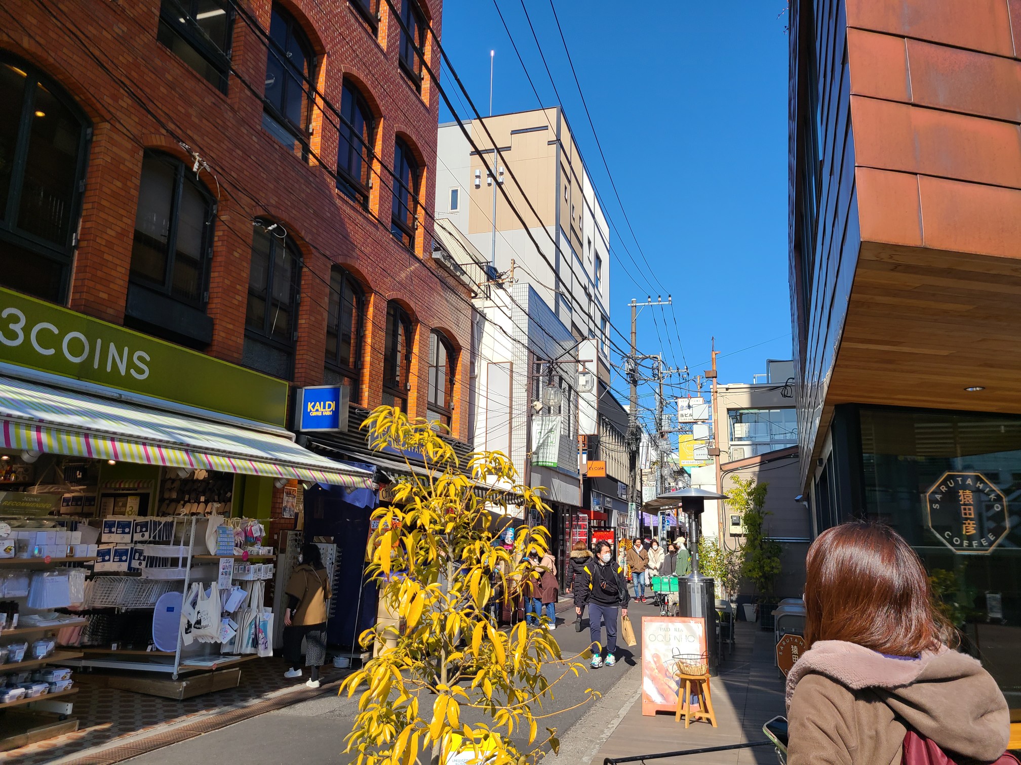 下北沢駅東口側にはお洒落なカフェや店が並ぶ